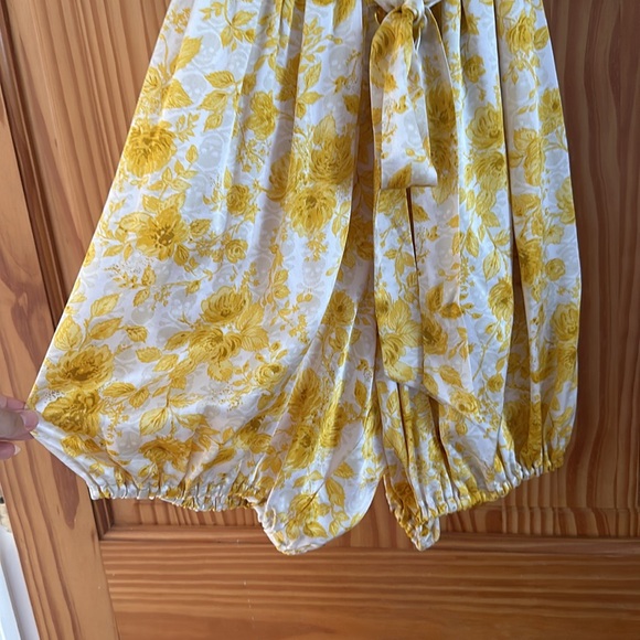 100% silk floral jumpsuit by Betsy Johnson, size 0 elasticized hem, vintage look - Picture 4 of 9